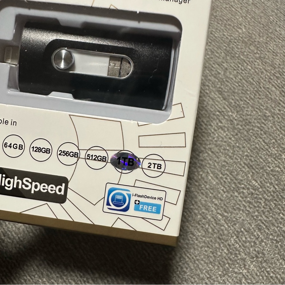 Black Flash Drive for iOS & PC - Picture 3 of 8